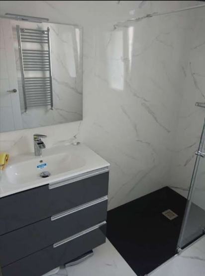Baño reformado con ducha walk-in en Valladolid — Reformas Montero